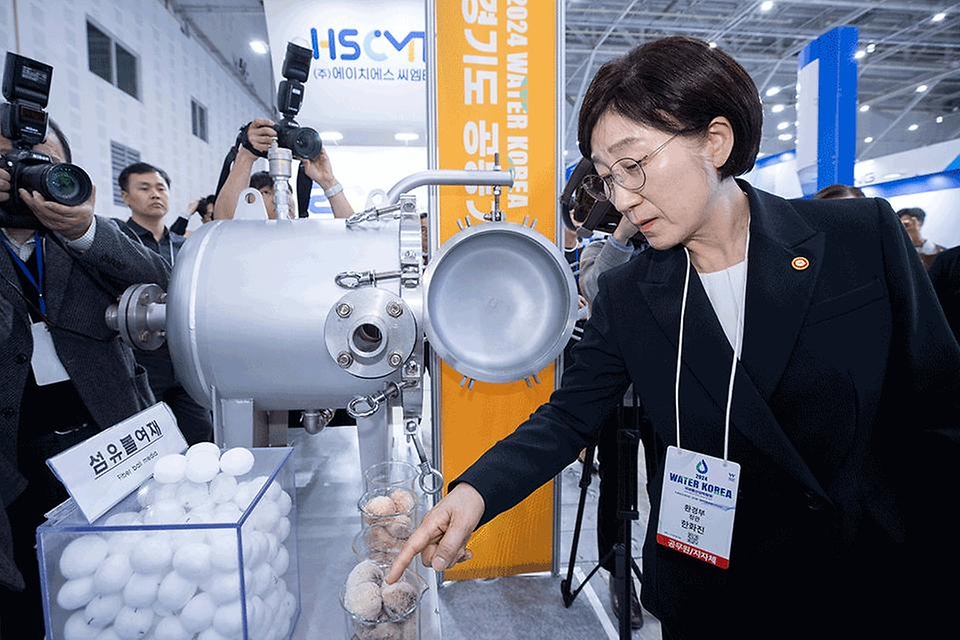 한화진 환경부 장관이 22일 대전 유성구 대전컨벤션센터에서 개최된 ‘2024 국제물산업박람회’에 참석해 현장을 둘러보고 있다. 