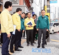 이한경 행정안전부 재난안전관리본부장이 27일 서울 은평구청 인근에서 보행자 우선도로 현장을 점검하고 있다.