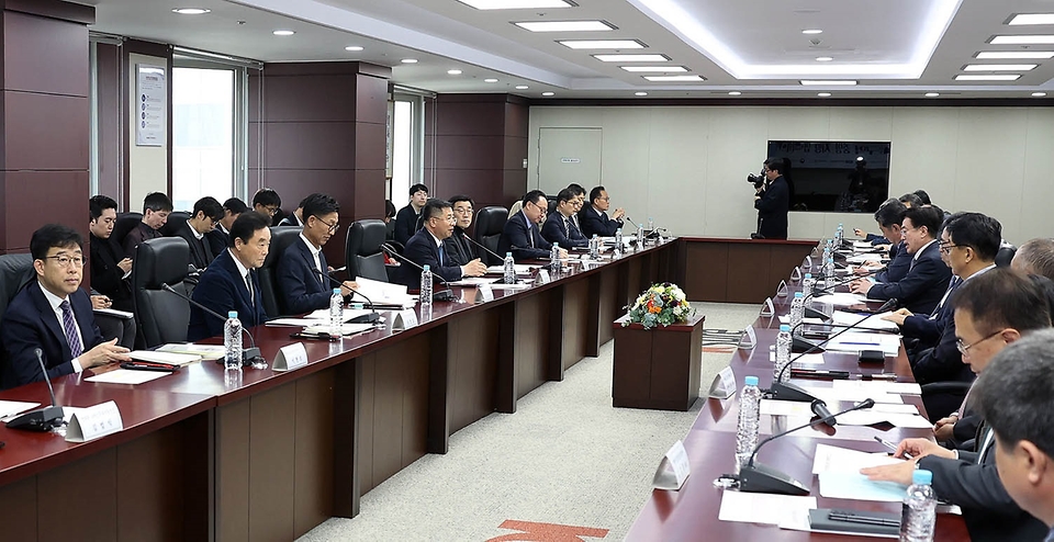 강경성 산업통상자원부 1차관이 27일 서울 종로구 한국무역보험공사에서 열린 ‘2024년 경제자유구역 중앙지방협력회의’를 주재하고 있다. 이날 회의는 경제자유구역의 투자유치 확대와 첨단비즈니스 거점 도약을 위한 방안 등을 논의하기 위해 진행되었다.