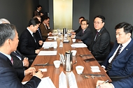강도형 해양수산부 장관이 26일 서울의 한 식당에서 열린 첨단 해양모빌리티 관련 산·학·연 정책간담회에 참석해 자리하고 있다.