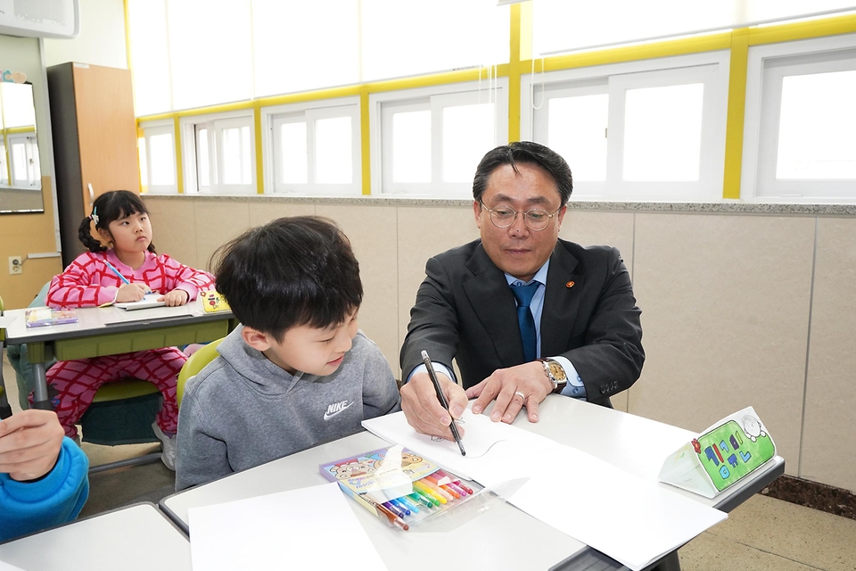 강도형 해양수산부 장관이 27일 인천 원동초등학교에서 늘봄학교 일일교사로 참여하며 재능기부를 하고 있다.
