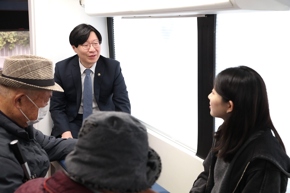 김소영 금융위원회 부위원장이 29일 오후 서울 마포구 마포 어르신돌봄통합센터에서 김미영 금융감독원 금융소비자보호처장과 함께 고령층 대상 찾아가는 금융교육 현장을 점검하고 있다.