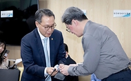 박민수 보건복지부 제2차관이 28일 서울 서초구에서 열린 제7차 건강보험정책심의위원회에 참석해 참석자들과 인사하고 있다.