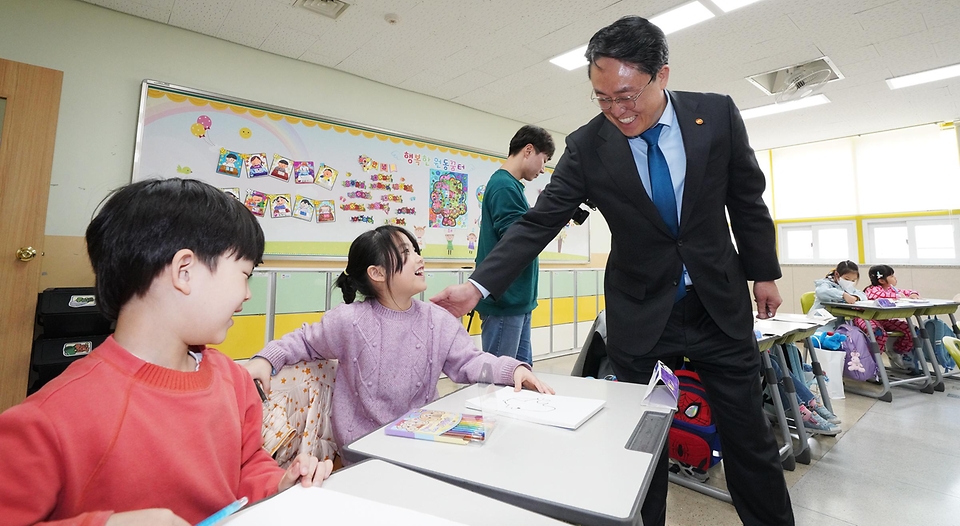 강도형 해양수산부 장관이 27일 인천 원동초등학교에 방문해 늘봄학교 수업에 참여하는 학생들을 격려하고 있다.