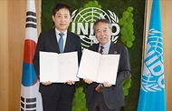 김주현 금융위원장이 27일(현지시간) 오스트리아 비엔나 UNIDO 본사에서 유코 야수나가 UNIDO 총장보와 MOU 체결 후 기념촬영을 하고 있다.
