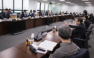 박민수 보건복지부 제2차관이 28일 서울 서초구에서 열린 제7차 건강보험정책심의위원회에 참석해 참석자들과 논의하고 있다.