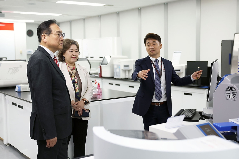 정인교 산업통상자원부 통상교섭본부장이 28일 서울 강남구 써모피셔 사이언티픽 코리아 수서 오피스를 방문해 시설을 둘러보고 있다.