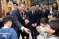 이상민 행정안전부 장관(왼쪽 세 번째)이 28일 세종특별자치시청에서 열린 ‘구비서류 제로화, 디지털플랫폼정부 구현’ 행사에서 참여한 어린이들을 격려하고 있다.