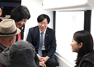 김소영 금융위원회 부위원장이 29일 오후 서울 마포구 마포 어르신돌봄통합센터에서 김미영 금융감독원 금융소비자보호처장과 함께 고령층 대상 찾아가는 금융교육 현장을 점검하고 있다.