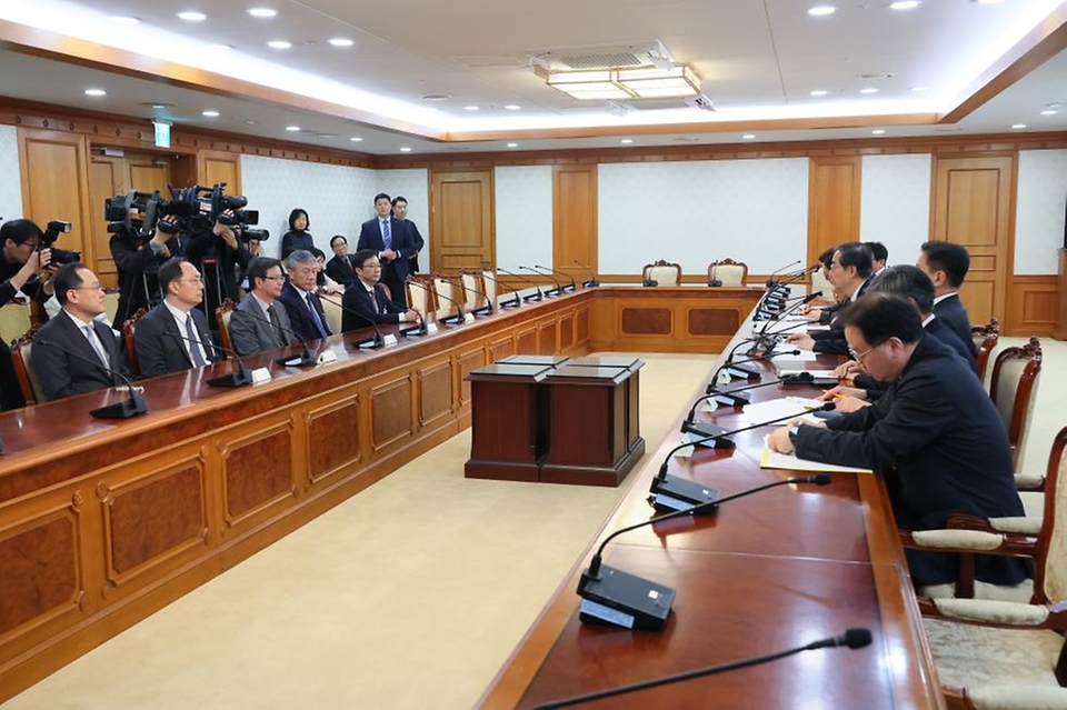 한덕수 국무총리가 29일 서울 종로구 정부서울청사에서 전공의들의 집단행동으로 진료에 어려움을 겪고 있는 서울 소재 5개 대형병원 원장 간담회에 참석해 인사말을 하고 있다.