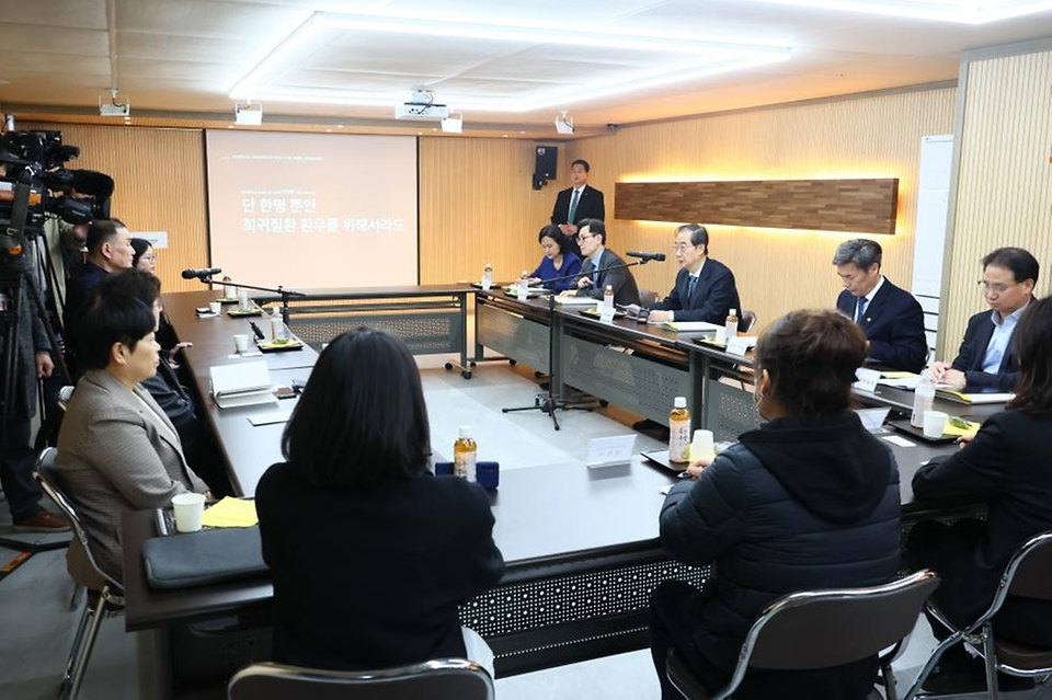 한덕수 국무총리가 28일 서울 서대문구 한국 희귀·난치성 질환 연합회를 찾아 의사 집단행동과 관련해 위로의 말을 전하고 있다. 