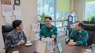 이희완 국가보훈부 차관이 1일 오전, 대전보훈병원에서 이정상 대전보훈병원장, 이국종 국군대전병원장과 간담회를 갖고 의료계 집단행동 장기화에 따른 대전지역 공공병원으로서의 역할을 비롯한 유기적인 협조 방안을 논의하고 있다.