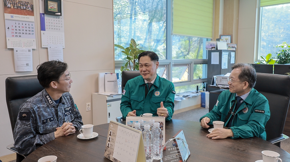 이희완 국가보훈부 차관이 1일 오전, 대전보훈병원에서 이정상 대전보훈병원장, 이국종 국군대전병원장과 간담회를 갖고 의료계 집단행동 장기화에 따른 대전지역 공공병원으로서의 역할을 비롯한 유기적인 협조 방안을 논의하고 있다.