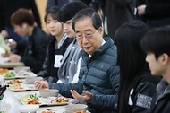 한덕수 국무총리가 29일 서울 성북구 고려대학교 학생회관 구내식당을 찾아 ‘천원의 아침밥’을 체험하며 학생들과 대화하고 있다. 