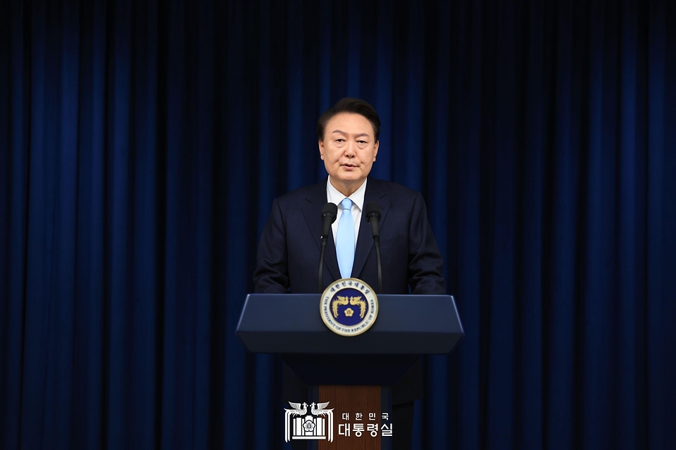 윤석열 대통령이 1일 서울 용산 대통령실 청사에서 의료개혁 관련 ‘국민께 드리는 말씀’을 하고 있다.