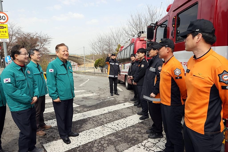 이상민 행정안전부 장관이 30일 서울 여의도 봄꽃축제가 열리는 현장을 방문해 인파관리 및 교통통제 등 안전관리대책 상황을 점검하며 소방대원을 격려하고 있다.