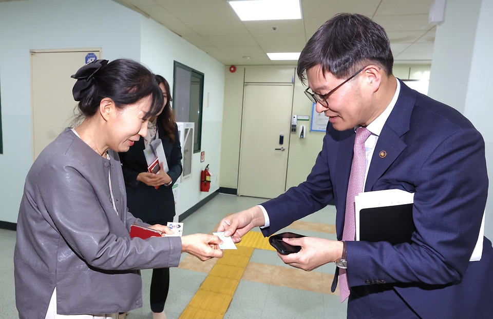 이기일 보건복지부 제1차관이 29일 인천광역시 자립지원전담기관을 방문해 현장 종사자들을 격려하고 있다.