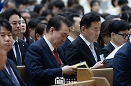 윤석열 대통령이 31일 서울 강동구 소재 명성교회에서 열린 ‘2024 한국교회부활절연합예배’에서 성경책을 보고 있다.