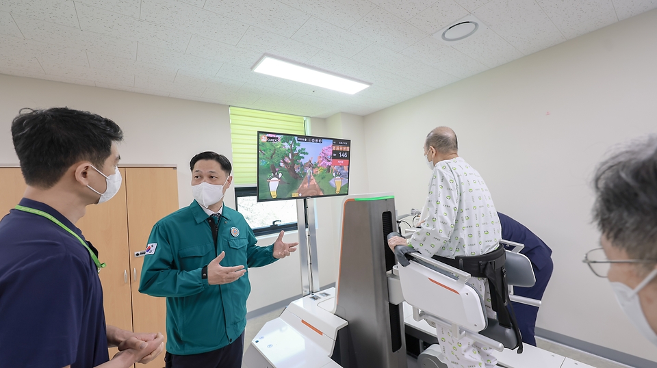 이희완 국가보훈부 차관이 1일 오전 대전보훈병원을 방문하여 의료계 집단행동 관련해 비상 진료체계 대응현황을 점검하기위해 응급실 및 재활치료센터 등 시설을 현장점검하고 의료진을 격려하고 있다.