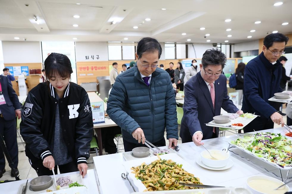 한덕수 국무총리가 29일 서울 성북구 고려대학교 학생회관 구내식당을 찾아 ‘천원의 아침밥’을 체험하기 위해 직접 음식을 식판에 담고 있다.