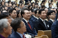 윤석열 대통령이 31일 서울 강동구 소재 명성교회에서 열린 ‘2024 한국교회부활절연합예배’에 참석하고 있다. (윤석열 대통령부터 오른쪽으로 김진표 국회의장, 국민의힘 한동훈 비상대책위원장)