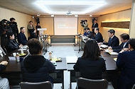 한덕수 국무총리가 28일 서울 서대문구 한국 희귀·난치성 질환 연합회를 찾아 의사 집단행동과 관련해 위로의 말을 전하고 있다. 