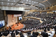 윤석열 대통령이 31일 서울 강동구 소재 명성교회에서 열린 ‘2024 한국교회부활절연합예배’에서 축하 인사말을 하고 있다.
