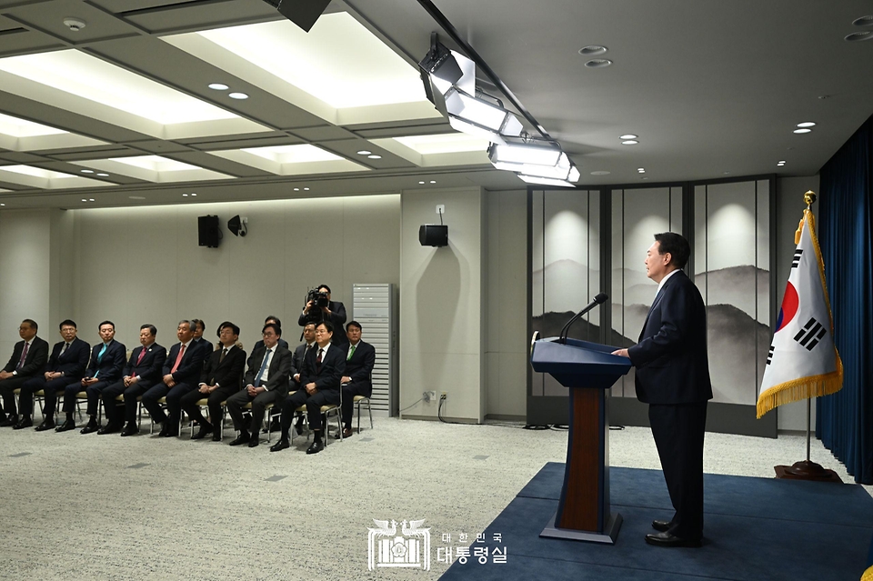 윤석열 대통령이 1일 서울 용산 대통령실 청사에서 의료개혁 관련 ‘국민께 드리는 말씀’을 하고 있다.