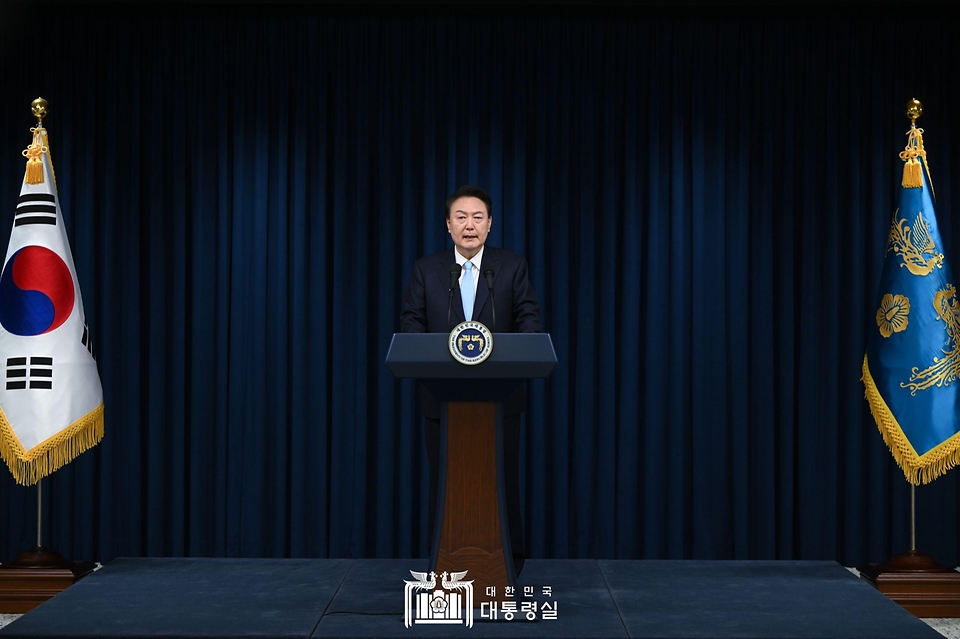 윤석열 대통령이 1일 서울 용산 대통령실 청사에서 의료개혁 관련 ‘국민께 드리는 말씀’을 하고 있다.