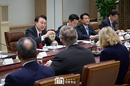 윤석열 대통령이 29일 서울 용산 대통령실 청사 확대회의실에서 방한한 미국 상·하원의원들을 접견하고 있다. 