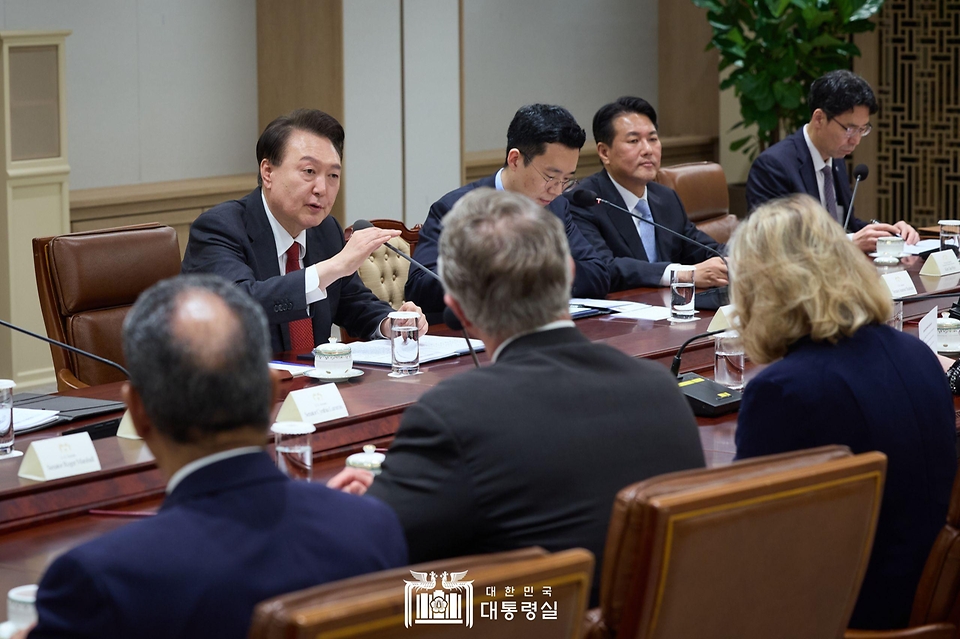 윤석열 대통령이 29일 서울 용산 대통령실 청사 확대회의실에서 방한한 미국 상·하원의원들을 접견하고 있다. 