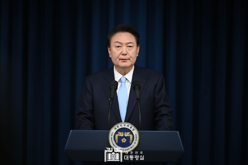 윤석열 대통령이 1일 서울 용산 대통령실 청사에서 의료개혁 관련 ‘국민께 드리는 말씀’을 하고 있다.