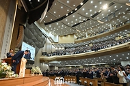 윤석열 대통령이 31일 서울 강동구 소재 명성교회에서 열린 ‘2024 한국교회부활절연합예배’에서 김삼환 목사의 소개에 참석 신도들에게 인사하고 있다.