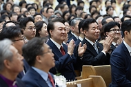 윤석열 대통령이 31일 서울 강동구 소재 명성교회에서 열린 ‘2024 한국교회부활절연합예배’에 참석하고 있다. (윤석열 대통령부터 오른쪽으로 김진표 국회의장, 국민의힘 한동훈 비상대책위원장)