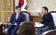 이기일 보건복지부 제1차관이 29일 인천광역시청 접견실에서 유정복 인천시장과 ‘위기임신 지원 및 저출산 정책 간담회’를 하고 있다.
