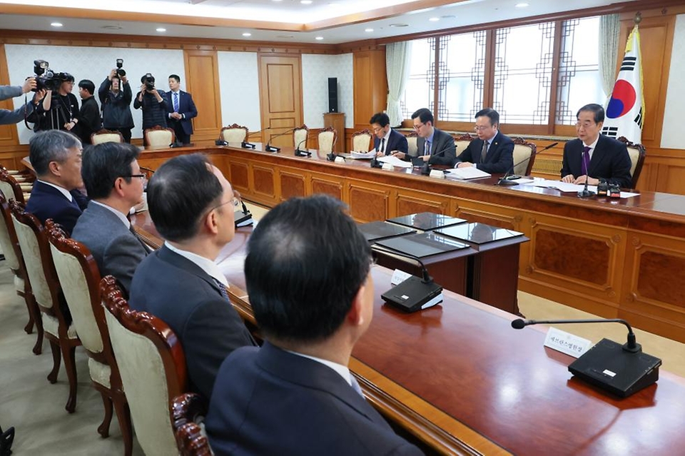 한덕수 국무총리가 29일 서울 종로구 정부서울청사에서 전공의들의 집단행동으로 진료에 어려움을 겪고 있는 서울 소재 5개 대형병원 원장 간담회에 참석해 인사말을 하고 있다.