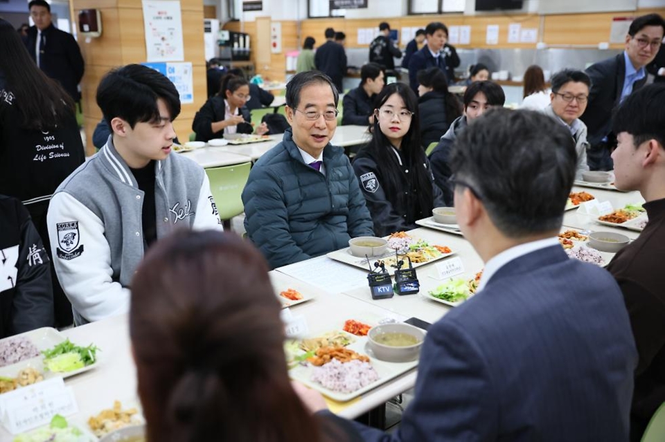 한덕수 국무총리가 29일 서울 성북구 고려대학교 학생회관 구내식당을 찾아 ‘천원의 아침밥’을 체험하며 학생들과 대화하고 있다. 