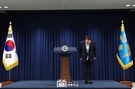 윤석열 대통령이 1일 서울 용산 대통령실 청사에서 의료개혁 관련 ‘국민께 드리는 말씀’을 발표한 뒤 인사하고 있다.