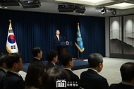 윤석열 대통령이 1일 서울 용산 대통령실 청사에서 의료개혁 관련 ‘국민께 드리는 말씀’을 하고 있다.