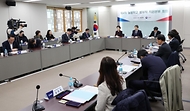 이주호 사회부총리 겸 교육부 장관이 28일 오전 정부서울청사에서 열린 ‘제4차 늘봄학교 범부처 지원본부 회의’에서 발언하고 있다. 이번 제4차 회의에서는 그간 협의해 온 과제들을 바탕으로, 늘봄학교 범부처 교육자원 협력, 학교 밖 늘봄프로그램 운영을 위한 규제개선 추진방안, 늘봄학교-육아기 근로여건 개선 정책 연계방안에 대해 논의했다.