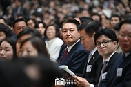 윤석열 대통령이 31일 서울 강동구 소재 명성교회에서 열린 ‘2024 한국교회부활절연합예배’에 참석하고 있다. (윤석열 대통령부터 오른쪽으로 김진표 국회의장, 국민의힘 한동훈 비상대책위원장, 더불어민주당 김부겸 상임공동선거대책위원장)