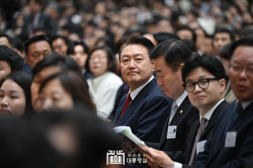 윤석열 대통령이 31일 서울 강동구 소재 명성교회에서 열린 ‘2024 한국교회부활절연합예배’에 참석하고 있다. (윤석열 대통령부터 오른쪽으로 김진표 국회의장, 국민의힘 한동훈 비상대책위원장, 더불어민주당 김부겸 상임공동선거대책위원장)