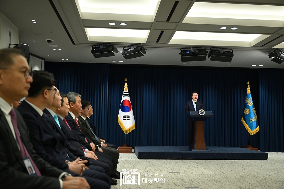 윤석열 대통령이 1일 서울 용산 대통령실 청사에서 의료개혁 관련 ‘국민께 드리는 말씀’을 하고 있다.