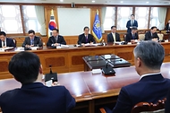 한덕수 국무총리가 29일 서울 종로구 정부서울청사에서 전공의들의 집단행동으로 진료에 어려움을 겪고 있는 서울 소재 5개 대형병원 원장 간담회에 참석해 인사말을 하고 있다.