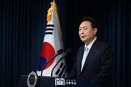 윤석열 대통령이 1일 서울 용산 대통령실 청사에서 의료개혁 관련 ‘국민께 드리는 말씀’을 하고 있다.