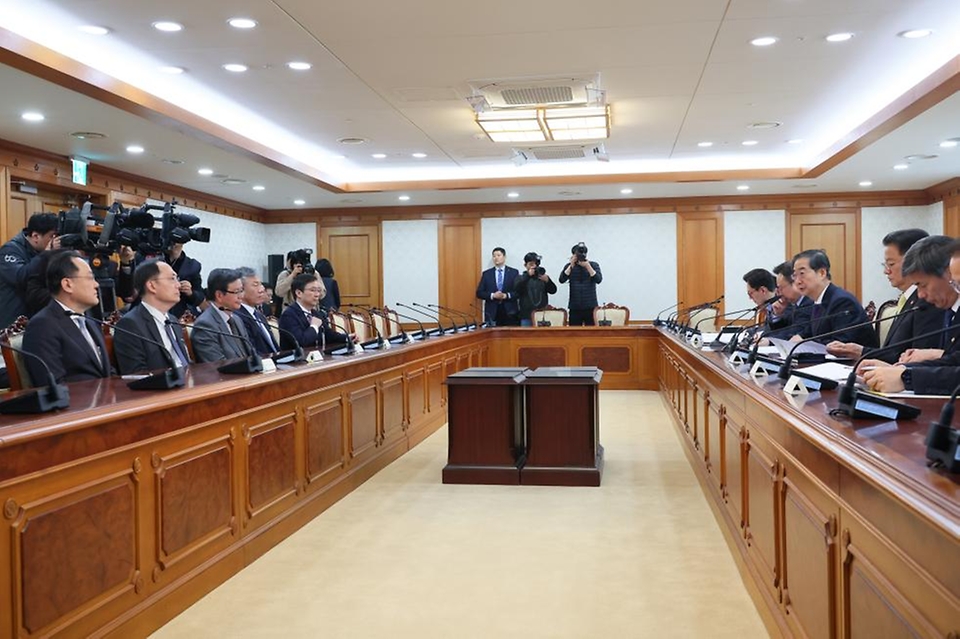 한덕수 국무총리가 29일 서울 종로구 정부서울청사에서 전공의들의 집단행동으로 진료에 어려움을 겪고 있는 서울 소재 5개 대형병원 원장 간담회에 참석해 인사말을 하고 있다.