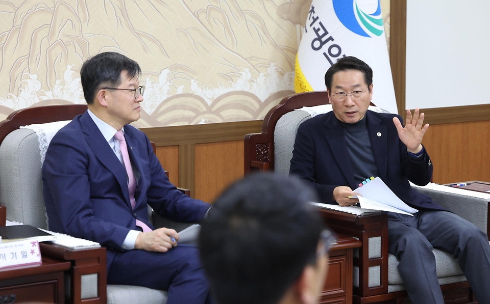 이기일 보건복지부 제1차관이 29일 인천광역시청 접견실에서 유정복 인천시장과 ‘위기임신 지원 및 저출산 정책 간담회’를 하고 있다.