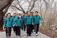 이상민 행정안전부 장관이 30일 서울 여의도 봄꽃축제 현장을 방문해 인파관리 및 교통통제 등 안전관리대책 상황을 점검하고 있다.