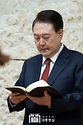 윤석열 대통령이 31일 서울 강동구 소재 명성교회에서 열린 ‘2024 한국교회부활절연합예배’에서 성경책을 보고 있다.
