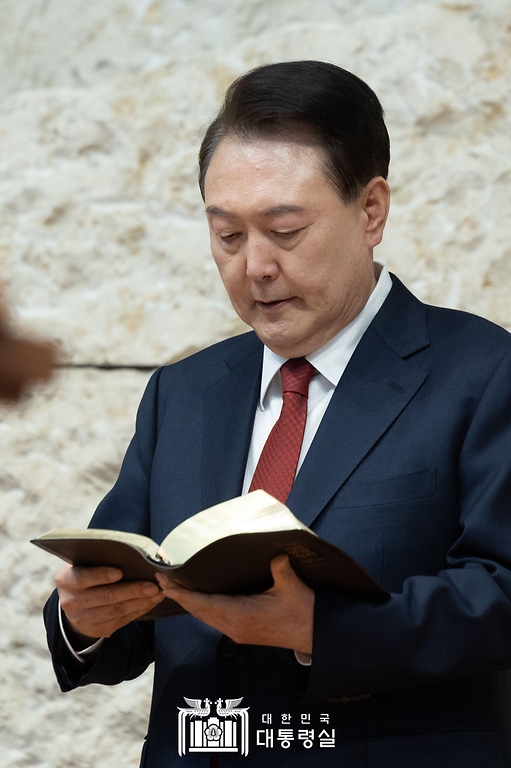 윤석열 대통령이 31일 서울 강동구 소재 명성교회에서 열린 ‘2024 한국교회부활절연합예배’에서 성경책을 보고 있다.